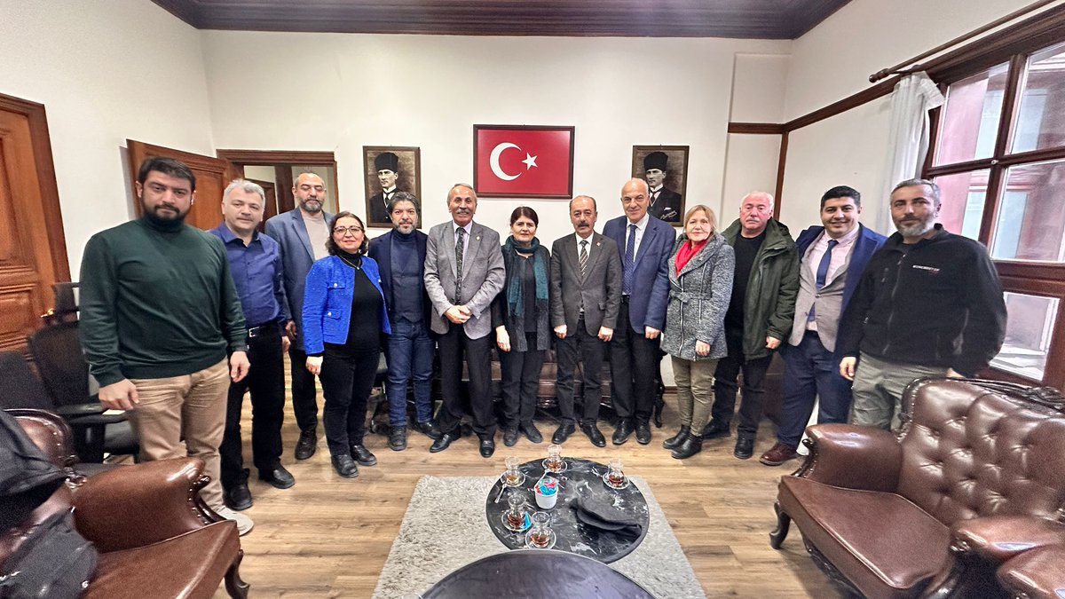 Cumhuriyet Halk Partisi Kütahya İl Başkanı Tamer Yenikaya ve İl Yönetimi 10 Ocak Çalışan Gazeteciler Günü dolayısıyla Kütahya Gazeteciler Birliği’ni ziyaret etti. 

#10OcakÇalışanGazetecilerGünü
#GazetecilerGünü
#KütahyaGazetecilerBirliği
#Kütahya