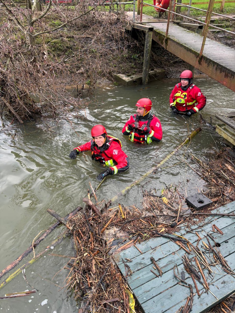 BANES_Fire's tweet image. #bluewatch 🔵 braved the 🥶 conditions today to undertake 💧 rescue training. The crew spent the day developing and refining 💦 rescue based skills and techniques, in order to maximise efficiency at water based incidents #traininginallweather @AFRSTraining @harry_mountain