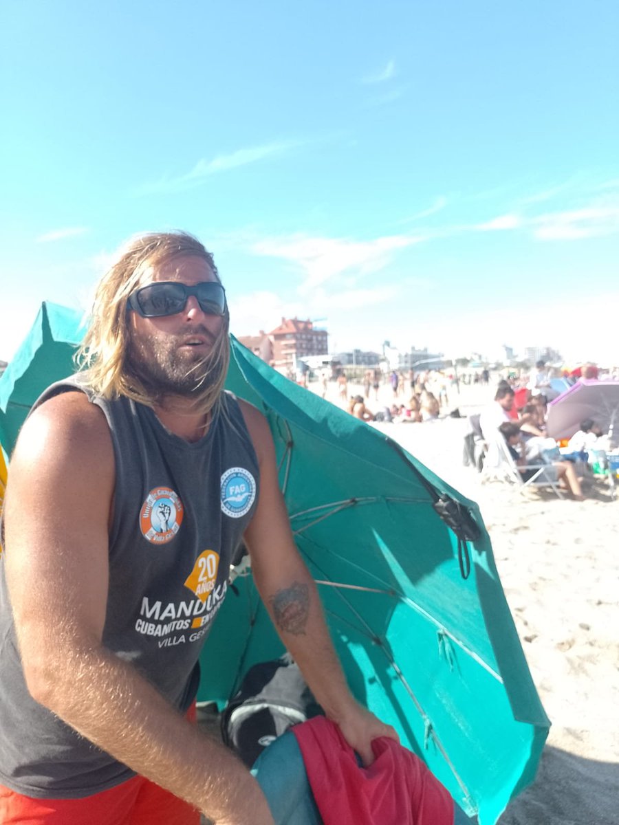 #Ahora en #LaSiestaEsSagrada💤 #móvil de Villa Gesell de la mano de <a href="/raulicabralok/">raulicabral</a>.

👉Conversamos con el guardavidas, Andrés Mendive. 

💻provinciaradio.com.ar