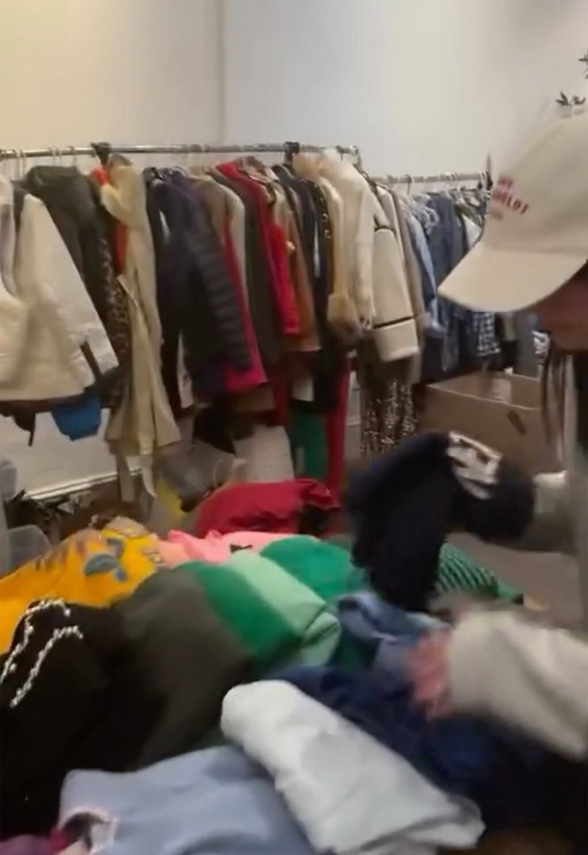 PopCrave's tweet image. Halle Berry packs up her entire closet to donate during LA fires:

“l'm packing up my entire closet and heading over to the COOP! If you live in the Southern California area, I urge you to do the same. This is something we can do right now today to help all of the displaced…