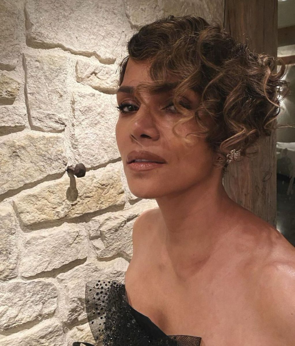 PopCrave's tweet image. Halle Berry packs up her entire closet to donate during LA fires:

“l'm packing up my entire closet and heading over to the COOP! If you live in the Southern California area, I urge you to do the same. This is something we can do right now today to help all of the displaced…