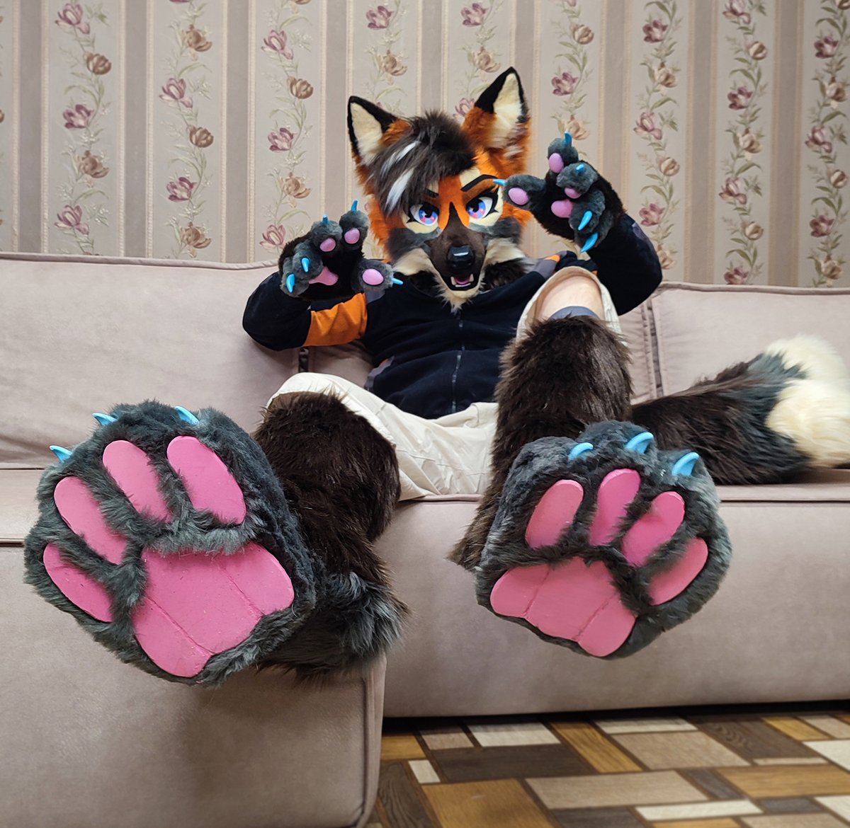 These are the durable rubber pads on our digi-legs.
We can make any color of claws and pads!