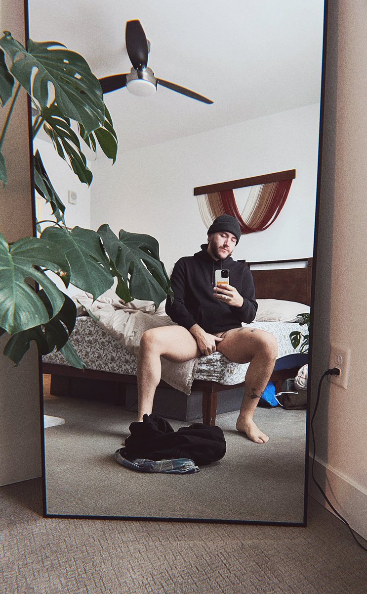 toddyyboy's tweet photo. don’t want a bf, just someone to send my nudes to https://t.co/J4shCQRZAu