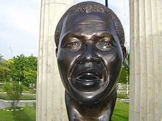 C q est touchant ici est la communauté a 1 Roi: Boniface III. dscdant du prince d Mbamba, Anc1 R3ym du Congo ramené coe esclv en Bolivie. L´Etat l´a restitué sn trone e sa dignité.  Ils nt coe rlgn le Ma Unsi.
@PGManjolo 
<a href="/GTshengi/">Gedeon Tshengi K.</a> 
<a href="/TonSenateur/">Ton Sénateur Shaddaï</a> 
<a href="/IsralMutombo11/">Israël Mutombo</a> 
<a href="/IyendaOfficiel/">Manix IYENDA</a>