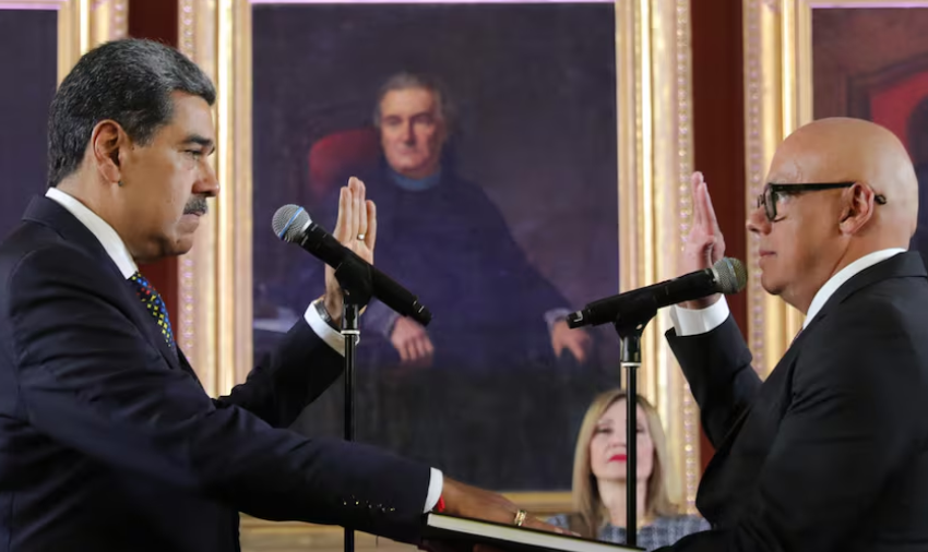 ...y el canónigo Don José Cortés de Madariaga, contempla a Maduro, a pesar de su "gárgola vigilante". Pronto ese "dedo negador" se levantará detrás de ti, pues la gran mayoría nacional: "NO QUIERE TU MANDO"...