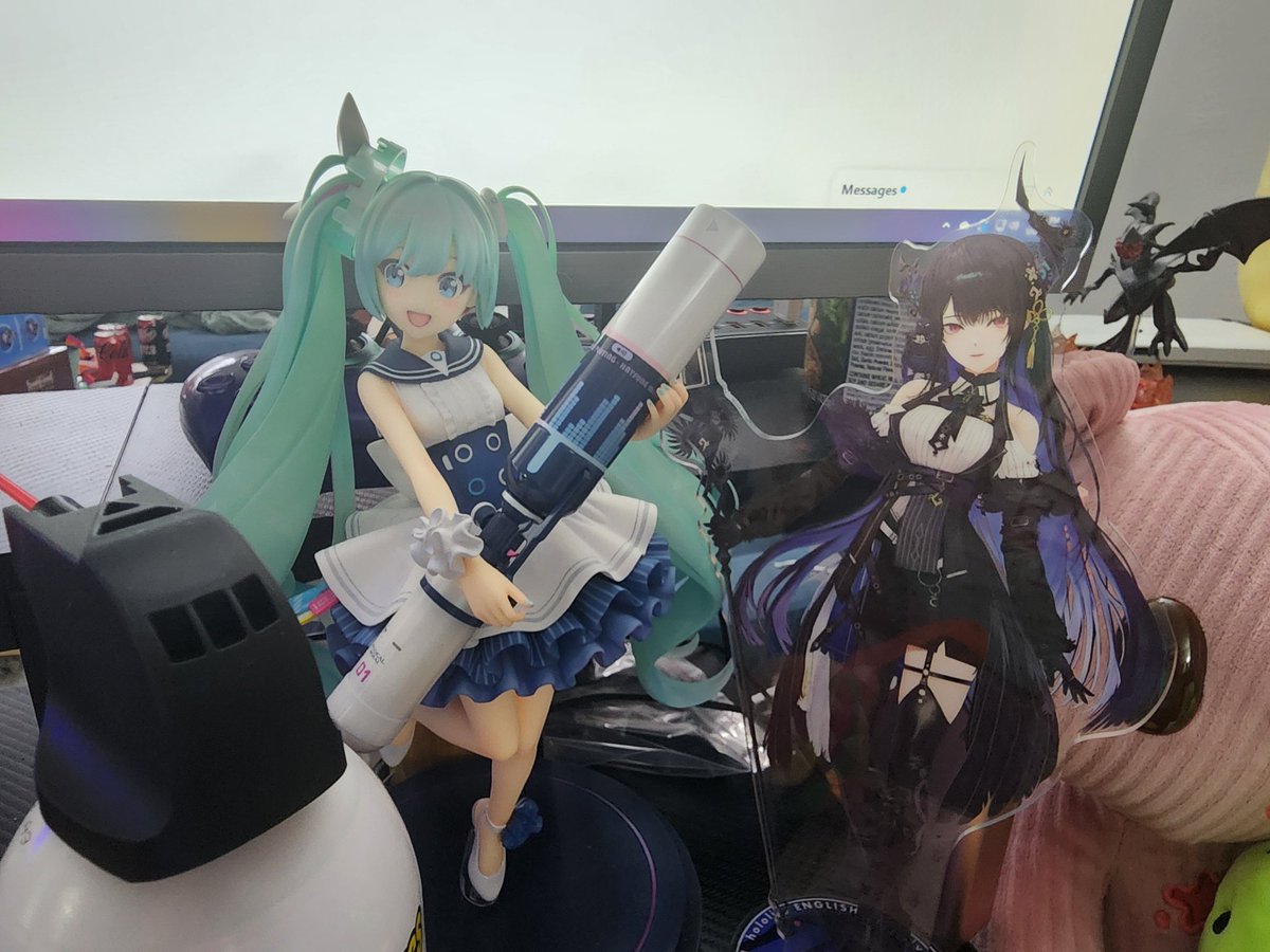 itsriyokuma's tweet photo. Almost the same height as my lorg Miku scale fig amazing https://t.co/IkK7oi8hDt