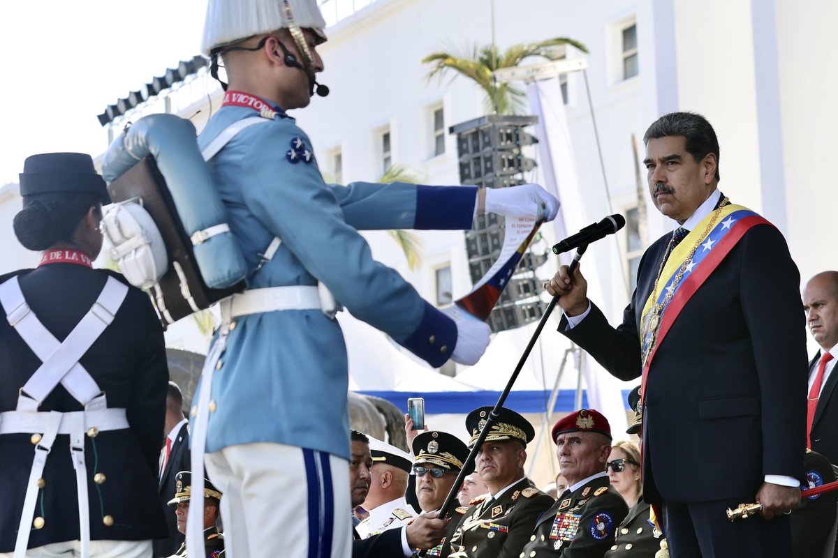 PresidenciaCuba's tweet photo. 🇻🇪| En la tarde de este viernes tuvo lugar también en Caracas, el Acto con motivo del reconocimiento y la reafirmación de la lealtad al Comandante en Jefe de las Fuerzas Armadas, Nicolás Maduro Moros. https://t.co/0ReV7F2tN8