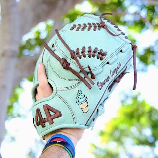 44ProCustom's tweet image. 🚨 #FreeGloveFriday Alert! 🚨

The Pros love our custom gloves, and now you can too! Each Friday this month, we’re giving one away right here on X!

🔥 Follow @44ProCustom
🔥 Quote RT this post with your favorite baseball memory using #FreeGloveFriday

We’ll read your stories…