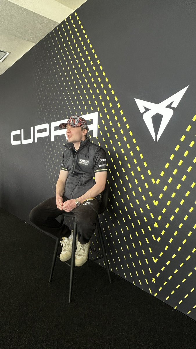 Con los pilotos del equipo Cupra Kiro, David Beckmann y Dan Ticktum.
#FórmulaE #CUPRAKIRO #ePrixCUPRA 
@cupra_mex