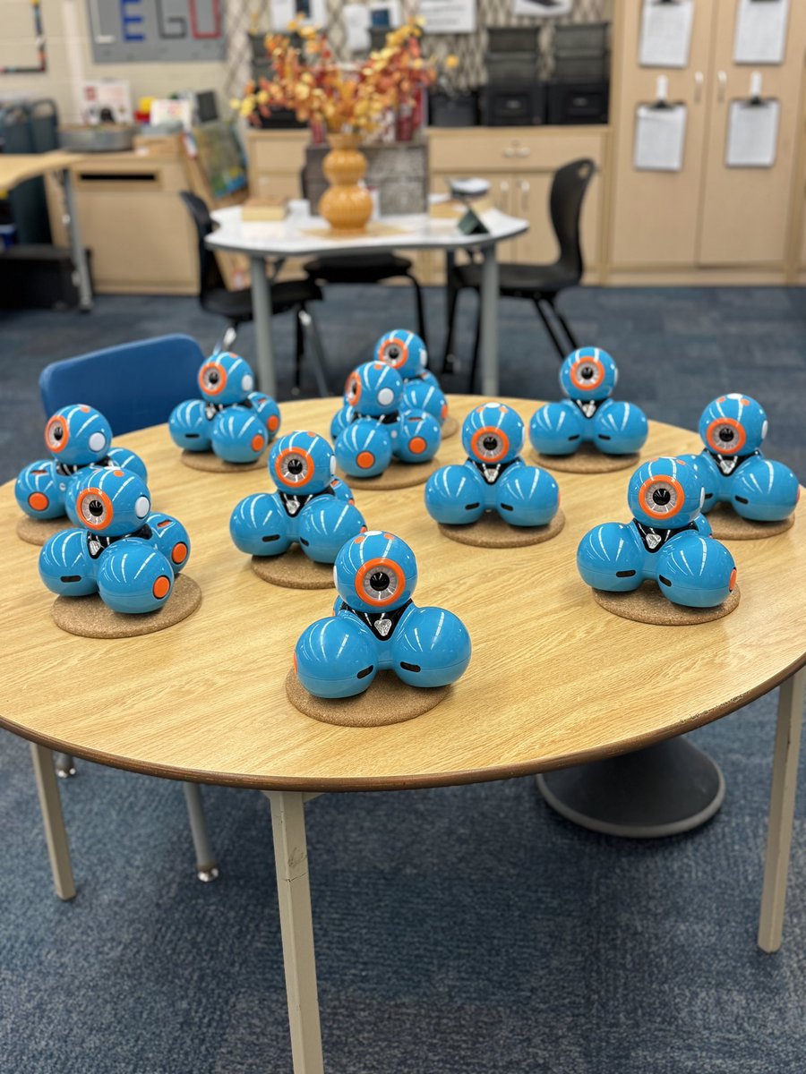 kindyfriends's tweet image. We thought about “what is coding” and after reading this beautiful text by @julie_flett, we were excited to design our own skatepark mazes! The @WonderWorkshop skateboard army was ready to go too!!!
haw êkwa!
#codingtolearn
#empoweringmodernlearners
@ThornwoodPS @PeelSchools