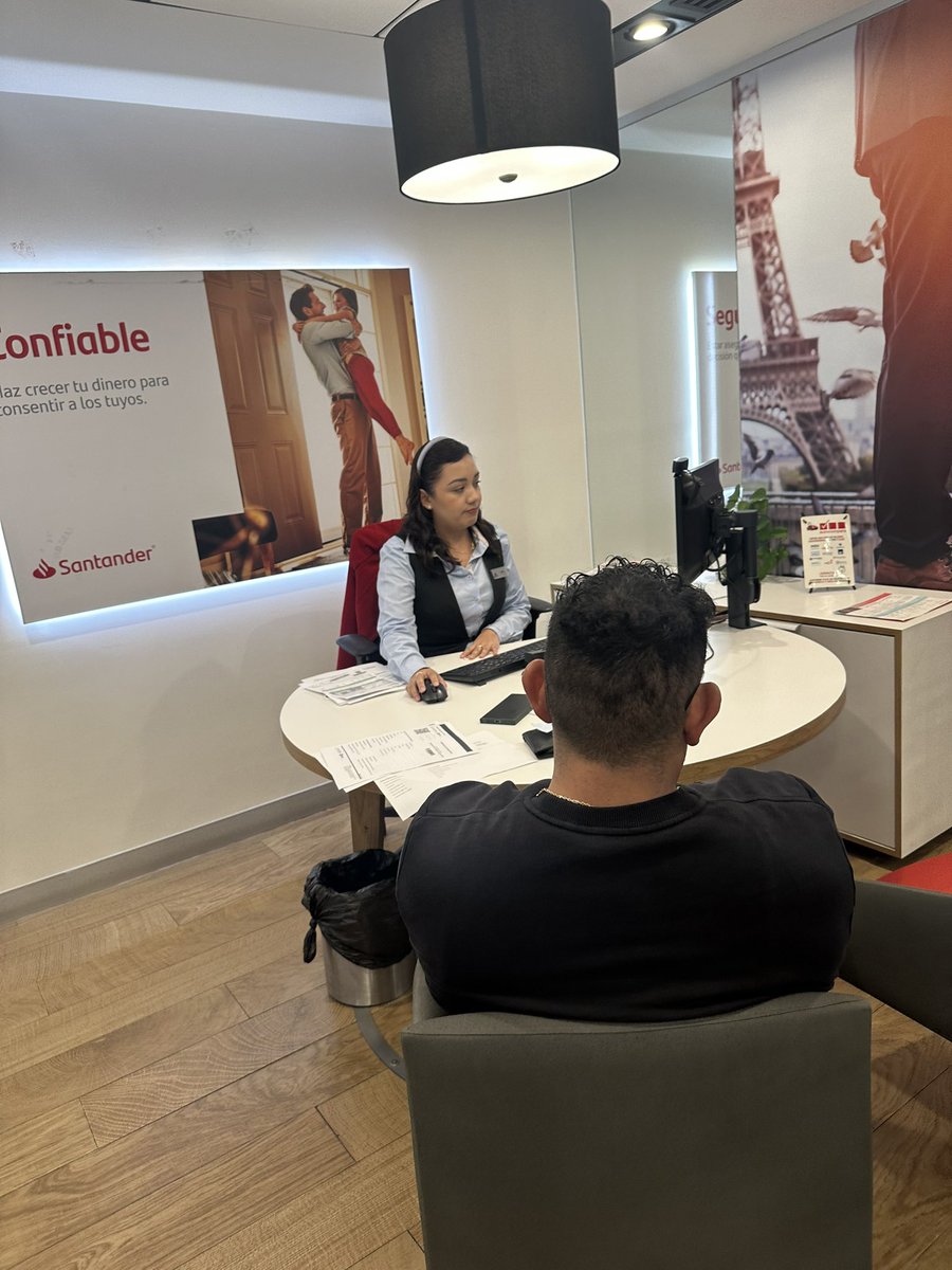 soycyndii's tweet photo. . @SantanderMx @bancosantander 
Me trataron horrible en su sucursal 5688 pedí hablar con el gerente o encargado y su respuesta es que no existe un responsable en la sucursal, y no solo fueron groseros conmigo también con una señora que tenia problemas con el cajero… https://t.co/SHInJB82bm