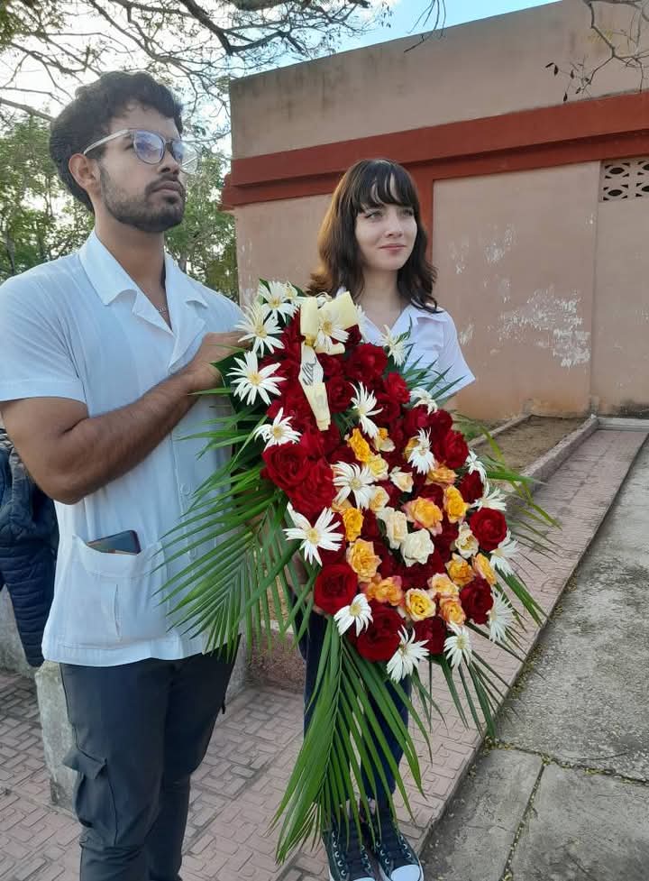 #CubaViveEnSuHistoria  en el aniversario 96 del cruel asesinato de líder estudiantil, Julio Antonio Mella los jóvenes estudiantes de la #UCMHo rinden tributo con el compromiso de mantener su legado #CubaPorLaVida❤️🇨🇺