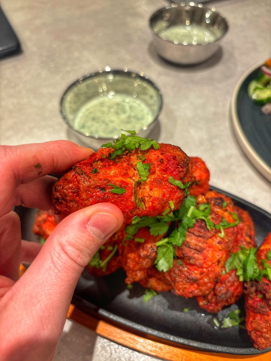 Calorie counted meals don’t have to be tasteless or boring ⛔️ 

- Chicken seekh kebab
- Bombay aloo
- Kachumber salad 

Less than 500 calories for the kebab, curry and salad and 36g of protein. 

Drop this a RT if you’d like the recipe for both the kebab and the aloo!