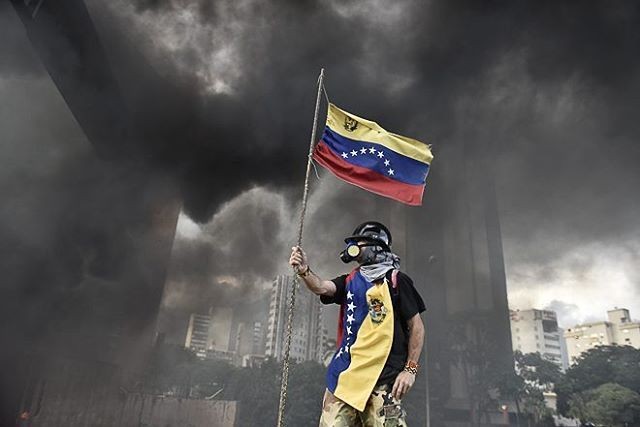 NO Necesitamos una protesta de 2 horas necesitamos una protesta hasta que caiga el régimen! 
#GolpeDeEstado 
Venezuela Tenemos que salir todos unidos 🙏🏻🇻🇪
