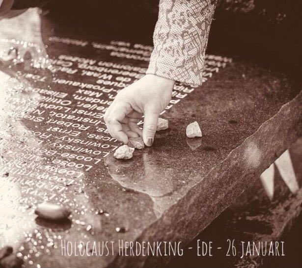 joodsede's tweet image. Zondag 26 januari (aanvang 14u) vindt in Ede bij het Joods monument in het Memorial Park de Holocaustherdenking plaats. Met bijdragen van burgemeester René Verhulst en rabbijn Joram Rookmaaker. Leerlingen van @MarnixCollege en anderen lezen de namen van de slachtoffers.