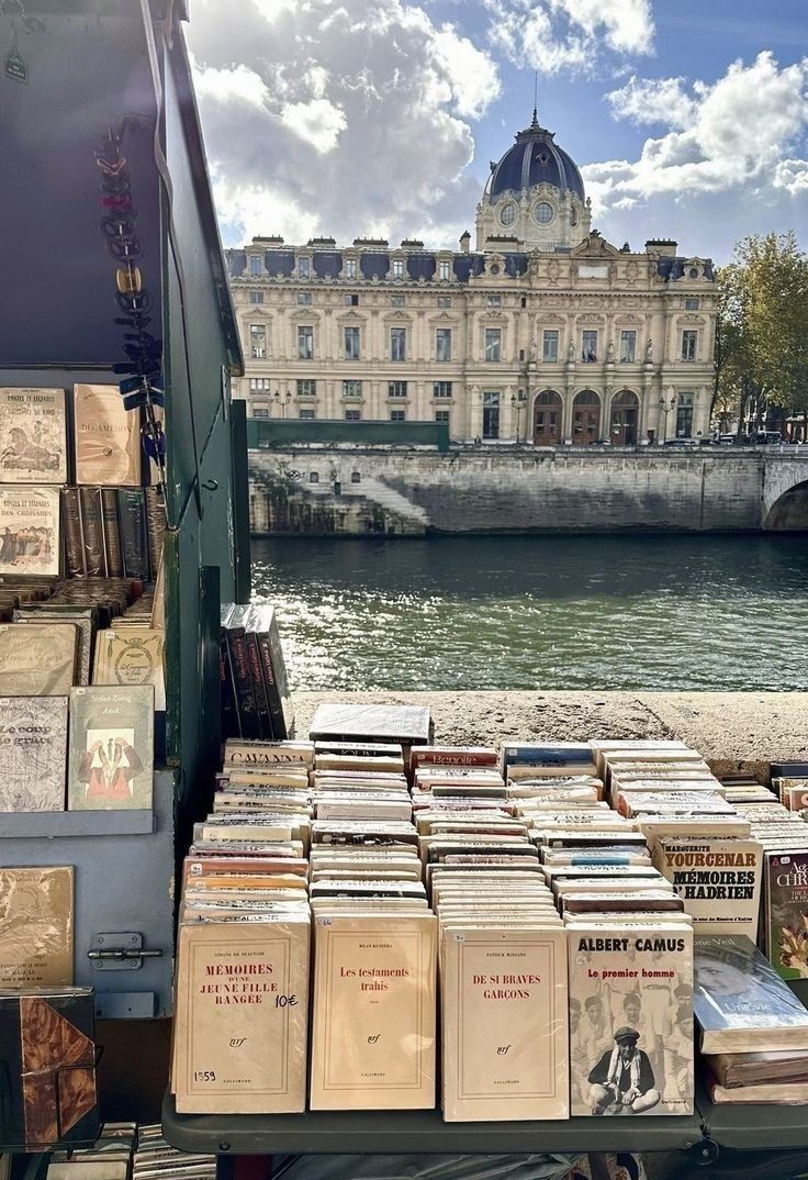 AcademiaDreams's tweet image. Paris flea market
