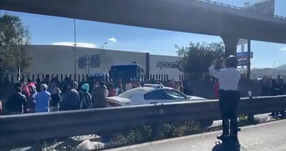 ¡Toma precauciones! ⚠️  La autopista México-Querétaro está cerrada en su totalidad en Perinorte por transportistas que exigen la liberación de tres detenidos.
📸 redes sociales