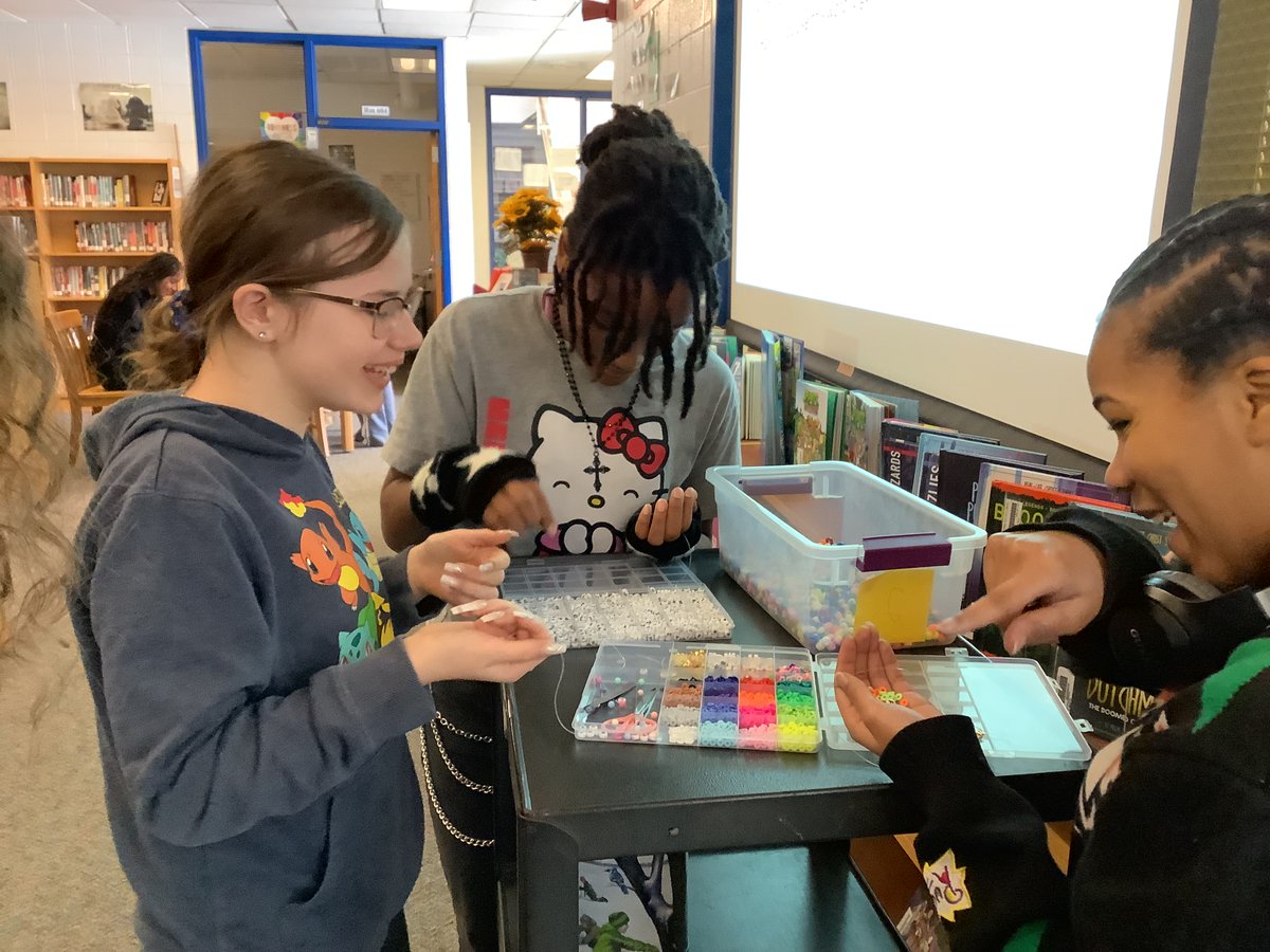 SmallwoodMedia's tweet photo. Our 8th grade #AVID students visited the @SmallwoodMS library for a lesson on One Word New Year's Resolutions to guide them in 2025. Then they made bracelets to help them remind them of their word! https://t.co/Dxu0SLA8wV