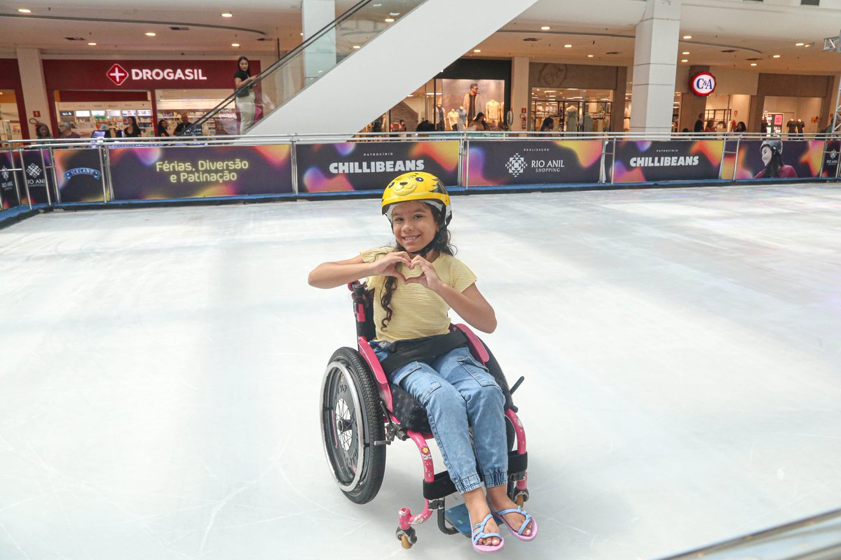 carlosbrandaoma's tweet photo. ❄️♿️ O nosso @governoma, em parceria com a Mob, @maparcerias e o @rioanil, proporcionou uma sessão inclusiva de patinação no gelo para cerca de 30 usuários do Programa Travessia. Pessoas com defici��ncia e autistas vivenciaram essa experiência inédita, com direito a transporte adaptado e gratuito! Um dia inesquecível e cheio de emoção para todos ❤️