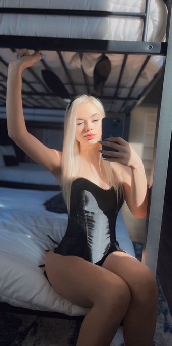 1 pic. Do you like innies ? https://t.co/Ps8sgA4PLg