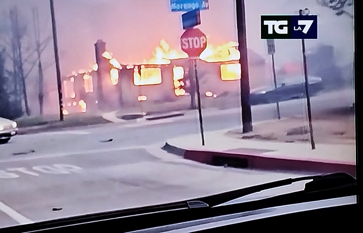 P_M_1960's tweet photo. Da giorni tutte le TV ci fanno vedere le immagini dell'enorme incendio di Los Angeles, vediamo la casa di Paris Hilton e di tanti vip e miliardari in cenere e ce le fanno vedere da ogni inquadratura.
Di Gaza neanche un'immagine, e dire che a Gaza sono morte più di 50000 persone😡 https://t.co/gDCNMOHYm9
