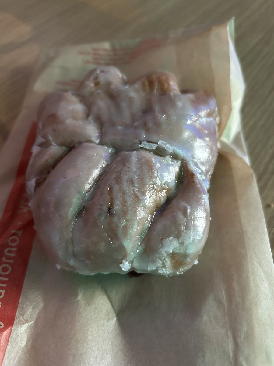 IreneCityNews's tweet photo. I bought an apple fritter &amp; put it in my bag for later. When I open the bag there’s a bran muffin w/ raisins in there! I don’t like raisins! #snackfail! @fil_martino to the rescue she got me a fritter! https://t.co/dEaFmtR7gz