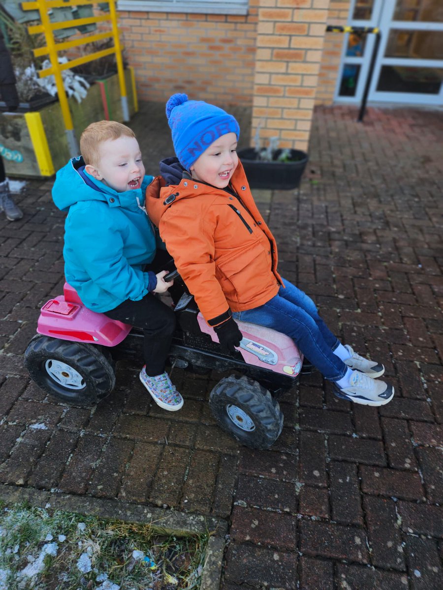 NetherburnPs's tweet image. #WINTER #Freezerburn #Outdoorplay 
Happy New Year and welcome back to Nursery ! We all got lots of practice putting on our jackets, hats and boots to play outside❄️🥶 @SLCEarlyLearn @OpOutdoors @PlayPioneerScot