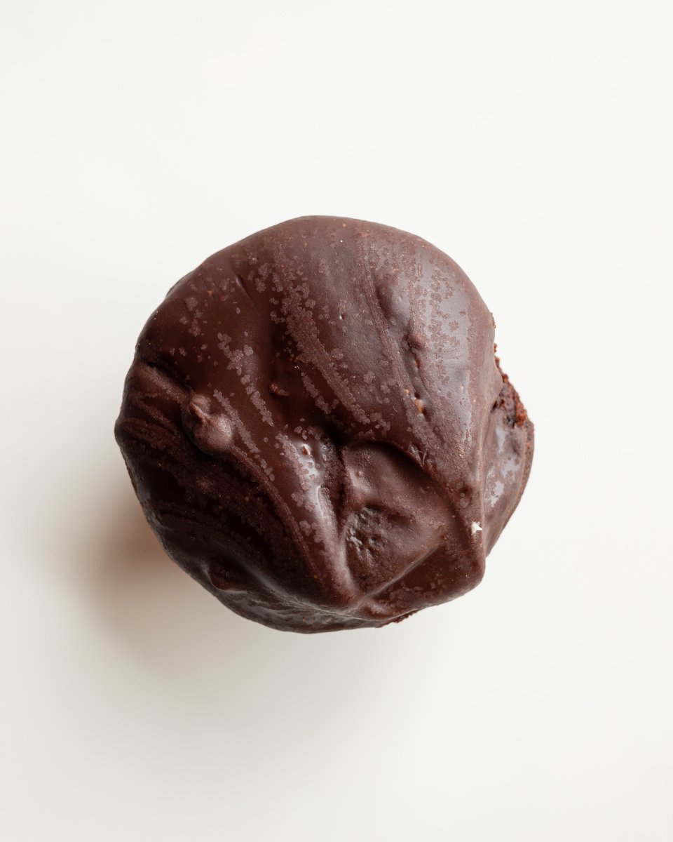 batch_cupcakery's tweet photo. Kickstart 2025 with a sweet, healthy twist! 🌟 Our Protein Cupcakes pack 18 grams of protein in each delicious bite, available in vanilla or chocolate with cream cheese frosting. At just 250 calories and 11 carbs, they're the perfect treat to fuel your fit lifestyle. 🧁💪 https://t.co/io49GqbrW0