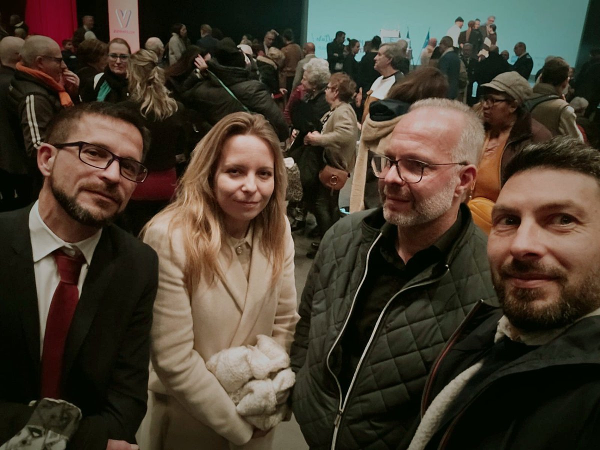 BrachPryscillia's tweet image. À #Villeparisis, où on continue la tournée des voeux ! (ou meeting NFP-LFI plutôt cette fois ... 🙄)

 Avec @RenaudHee et @PierreRN77 😁

Le @RNational77 en force !