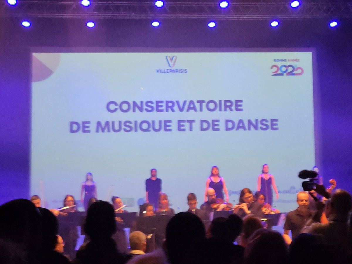 BrachPryscillia's tweet image. À #Villeparisis, où on continue la tournée des voeux ! (ou meeting NFP-LFI plutôt cette fois ... 🙄)

 Avec @RenaudHee et @PierreRN77 😁

Le @RNational77 en force !