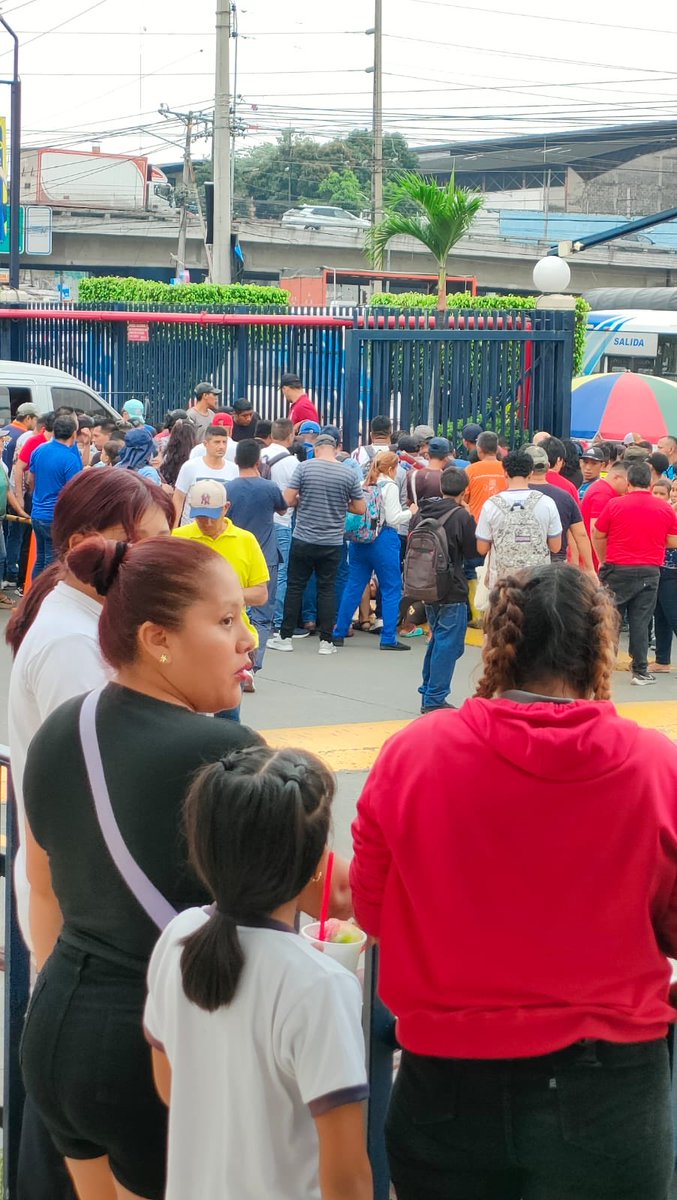 whatsapea's tweet photo. GUAYAQUIL || En la entrada de #ParqueCalifornia un nuevo hecho de sangre, asesinan a un hombre en plena entrada. ⁦@DanielNoboaOk⁩ de campaña mientras el pueblo se desangra. https://t.co/iW4wND2MEX