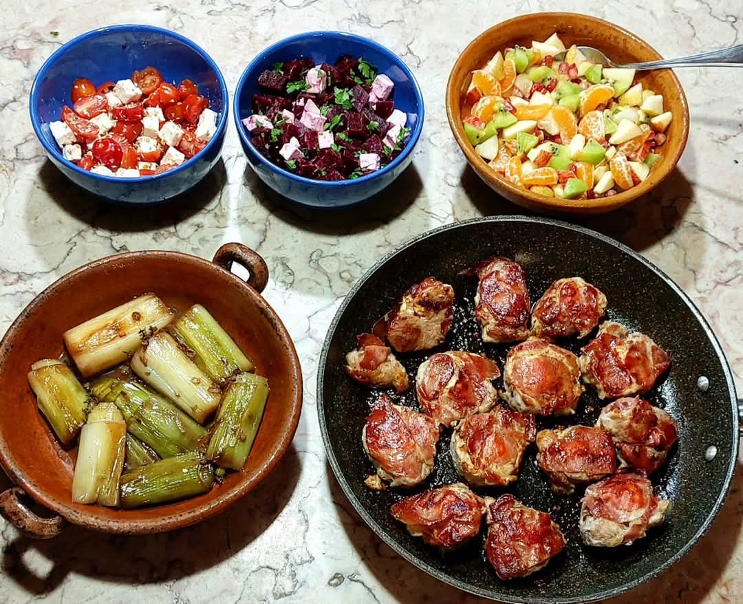 ColoridaComida's tweet image. Lombinho com queijo feta e presunto. 
Alho francês estufado, saladas de tomate cereja, feta e oregãos, de beterraba, feta e salsa.
Salada de outono. 
Alho
comidacolorida.com/2021/02/04/alh…
Salada
comidacolorida.com/2018/11/20/sal…
Vídeo
Alho 
youtu.be/VM5ih27-haY
Salada
youtu.be/YWPjo3cEAhg
