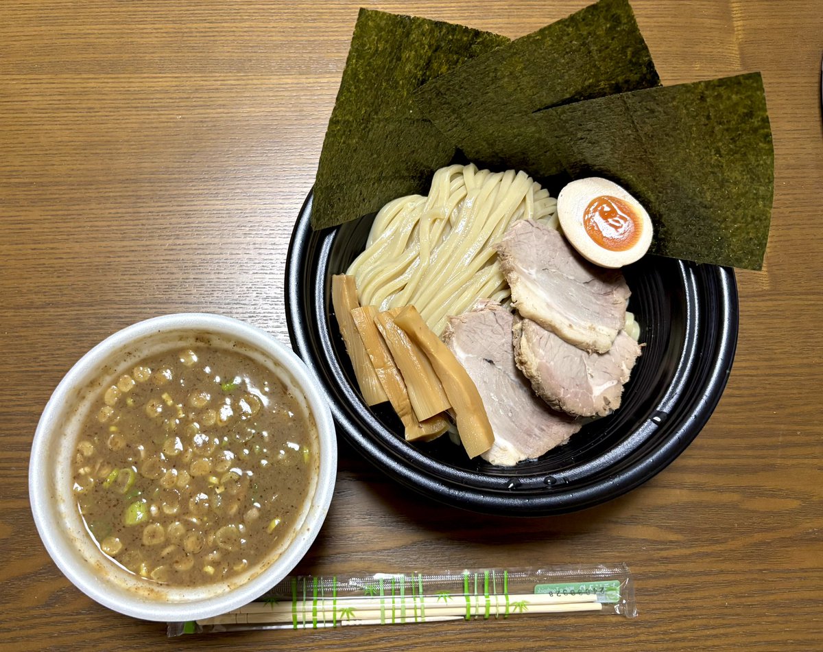 chima93753518's tweet image. 【番外編】🏍️デリバリー
「活龍 水戸米沢店」@水戸市
特製濃厚魚介豚骨つけめん ¥2,100
退院後、まだ運転出来ない時のデリバリー注文❣️活龍さん勿論安定の美味しさ😊
普通盛250gを2日に分けていただきました✨
翌日でもコシがあった"めんじろ"はやっぱり凄かったなぁ💕
ご馳走様でした✨✨