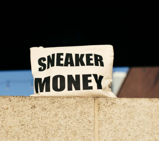 Great to use as a clutch, accessories bag, or to store all your SNEAKER MONEY!

kicksandfros.com/products/sneak…