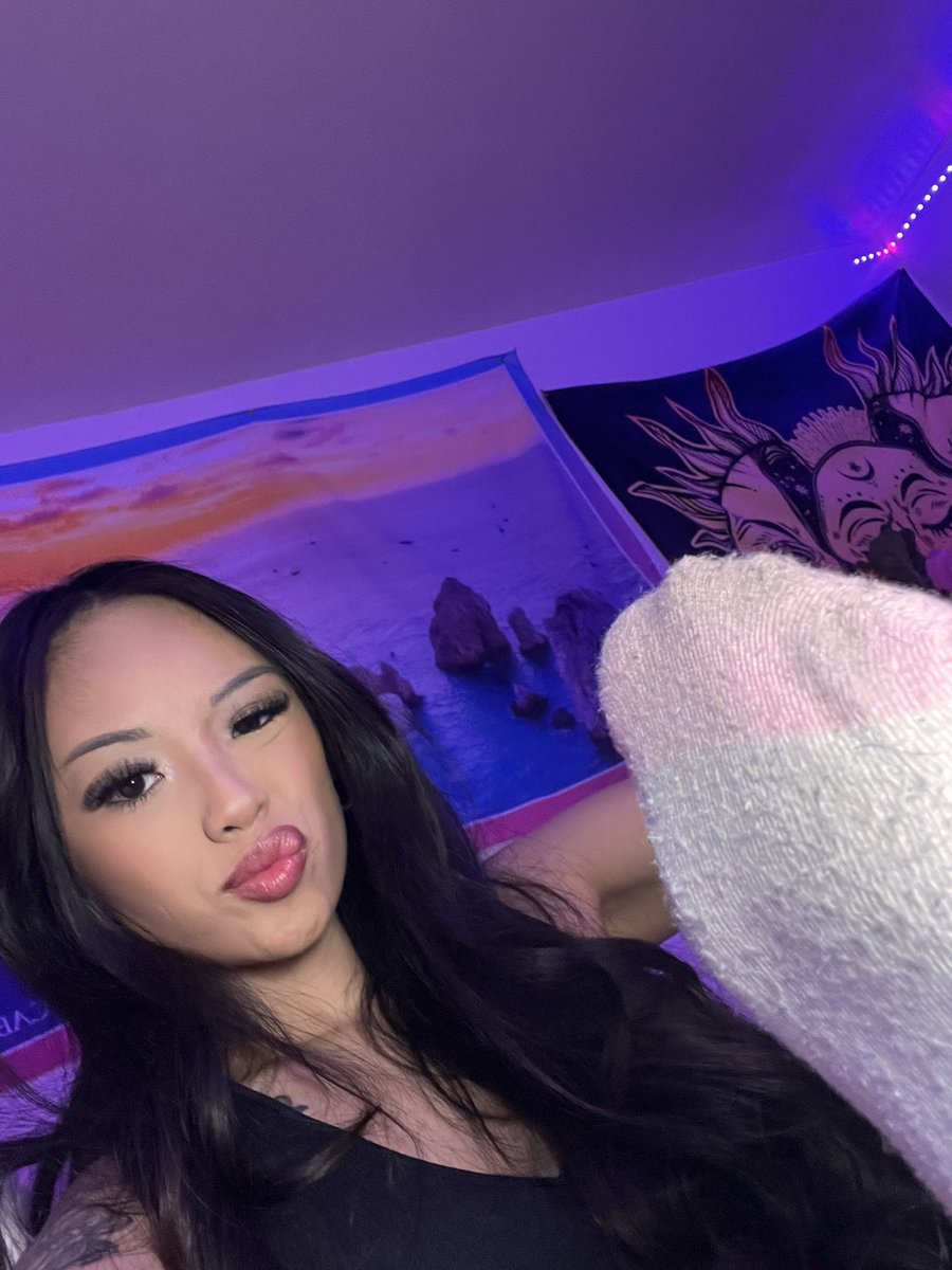 SIMP444YSA's tweet photo. Getting turned on by socks is not normal🤢 https://t.co/mxCqxxEjJD