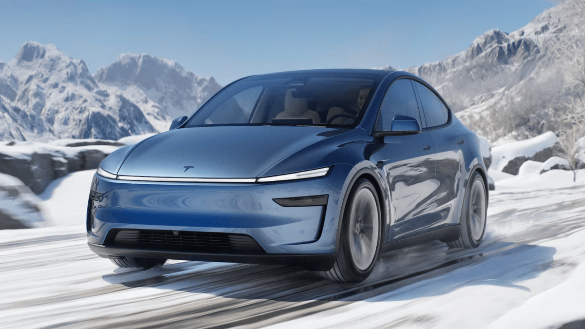 FrankfurtFWR's tweet photo. 今天我们来关注特斯拉CEO马斯克对德国政府的批评。#Tesla $Tesla
众所周知，马斯克痛恨官僚主义，他也不喜欢监管机构。因此，美国当选总统唐纳德-特朗普（Donald Trump）任命他为政府特别顾问，他将负责审查政府效率。他对提高美国政府效率的计划包括大幅裁撤政府雇员和放松管制。

在周四的一场引起全德国乃至全欧洲关注的线上对话中，马斯克和德国极右政党AFD(#德国选项党)党魁：爱丽丝-魏德尔 讨论了柏林附近的特斯拉工厂，并通过Tesla工厂在德国经历的困难具体说明了马斯克对德国政府效率和营商环境的具体批评，这显然要比马斯克本人在X上发一些针对德国党派或政治人物的简短的抨击更容易使人接受。

在谈话中马���克形容德国的官僚机构 “完全疯了”。尽管他在规划位于格吕内��尔德的 Gigafactory 时得到了当地政府和勃兰登堡州政府的 “大力支持”，但他仍然对获得工厂许可证所需的努力感到惊讶。据马斯克称，特斯拉工厂的授权书长达 2.5 万页--"而且必须全部打印出来，一式多份。最后简直就是一卡车的纸"。他的公司曾主张以数字方式提交申请。然而，他被拒绝了。马斯克被魏德尔的笑声逗乐了："每一页都要盖章。盖这么多章，你会累的。”

回顾特斯拉在格吕奈德经历了动荡的一年：由于红海的紧张局势和电力供应受到攻击，生产停顿。此外，还有数月针对特斯拉超级工厂的抗议活动。自工厂建成以来，环保人士和当地居民一直对此表示担忧，部分原因是工厂位于水源保护区内。马斯克指出，这家于 2022 年开业的特斯拉超级工厂耗水量低于电动汽车行业的平均水平，而且公司已经降低了耗水量。公司希望将格吕奈德的年产量翻一番，从计划的 50 万辆（尚未实现）提高到 100 万辆。电池生产的存储能力将从每年 50 千兆瓦时增加到 100 千兆瓦时。为实现这一目标，计划对工厂进行扩建。

在周四晚上谈话中的其他内容里，魏德尔对德国的局势没有一句好话：这个国家：“毁了” ；政府：“非常愚蠢”； 学童和学生：“除了性别研究，他们在这里什么都学不到”； 无论是能源政策、移民、官僚主义、税收制度还是国内安全，这位总理候选人和世界首富对德国的评价都是一致的。这场用英语进行的谈话持续了一个多小时，是两人之间的首次私人交流。全世界都在关注这场对话，欧盟和联邦议院政府也因指责其干涉选举而对其进行了严格审查。

在身在德国的散户投资者中，这场对话也得到了广泛的关注。如果你关注德国股市的状态，就不��发现这场对话只是对过去几年的简单总结，很多问题早已是众人皆知。然而在默克尔长期执政的阴影下，政治正确的大旗始终飘扬在柏林的国会大厦。默克尔指导的联盟党，一边拉拢企业巨头，一边拥抱独裁国家，廉价能源+中国市场，赚得盆满钵满的德国政府企业联合体绑架了舆论，任何反对的声音和政治人物都被封杀和排挤。然而近几年世界的巨变击碎了德国赚钱机器的几乎所有链条，在危机中，德国政府和企业巨大的无能被暴露在光天化日之下。但即便是血淋淋的宏观经济数据和企业财报，也不能阻止这些在“躺赢”时代里爬上高位的无能政客和管理者继续忙于政治内斗和甩锅。除了军工企业，德国市场上目前实在难以找到有意义的投资标的，即使是工业软件巨头SAP，也在AI浪潮的竞争中并不被大多数投资者看好。2月的德国大选还需要投资者���续关注，也许有了马斯克的助力，德国的大选可以有令人惊奇的结果。