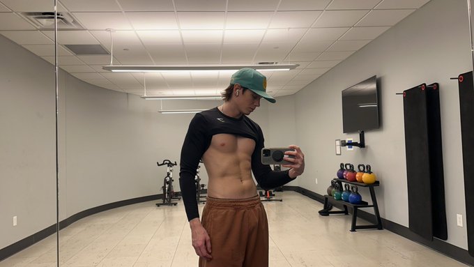 Watch itsevanwade's leaked NSFW photo on TwXstars