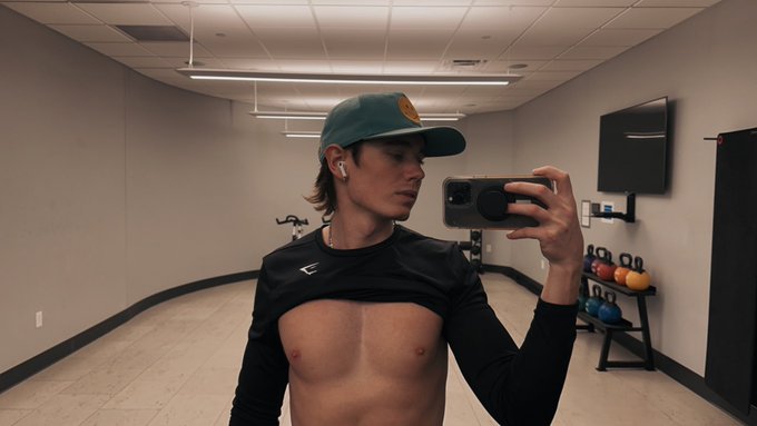 Watch itsevanwade's leaked NSFW photo on TwXstars