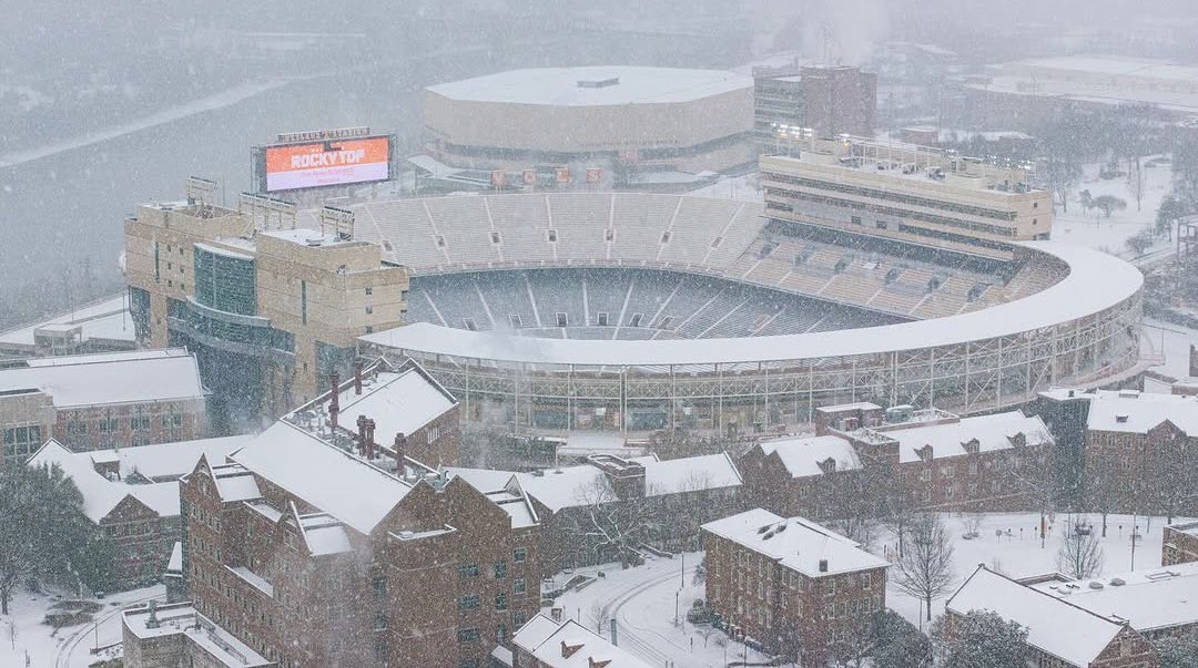 Neyland Stadium in the snow is perfect 😍 

via <a href="/lochkeyvideo/">Loch & Key Productions</a>