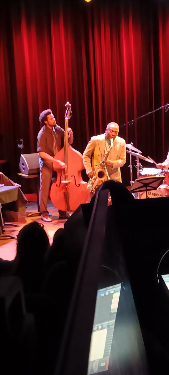 David Murray @ Bimhuis met achter hem de geweldige bassist Luke Stewart (volgende week speelt ie met Irreversible Entanglements).