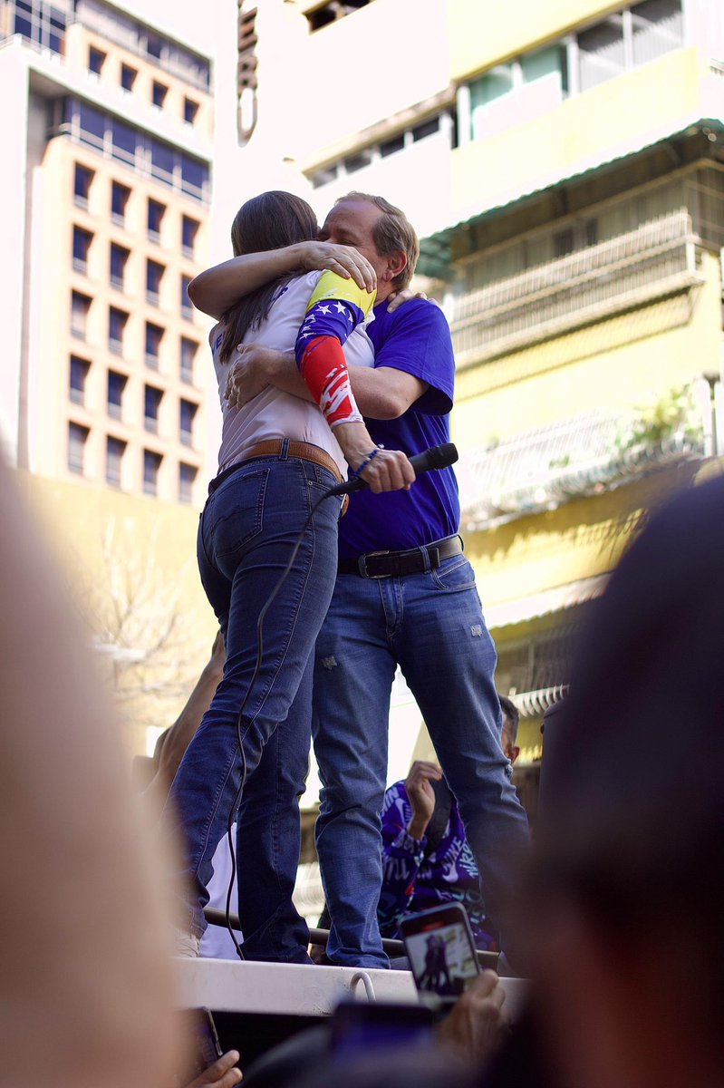 Lisscar1991's tweet image. @MariaCorinaYA y Guanipa. Gracias por tanta lucha y perdón por tan poco… Uds saben que si LOS PODERES PÚBLICOS ESTUVIERAN EN LOS ANDES… hace mucho hubiéramos bajado a plomo a esos malditos..  perdón por tener una capital de despreciable. #GochosArrechos #Venezuela