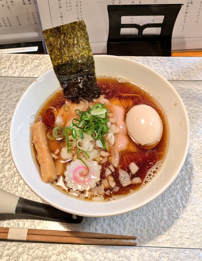 dantes10124's tweet photo. ramen rise niji@渋川
和出汁中華蕎麦　黒
ぺぺロンチーノ風和え玉

鰹や昆布で出汁を引いた上品な旨味に円やかに醤油が効いて旨いです😋
手揉みでも合いそう😉

和え玉はニンニク唐辛子の効いた本格的味で旨かった😋
ご馳走様です😄 https://t.co/jRai3fOEuo