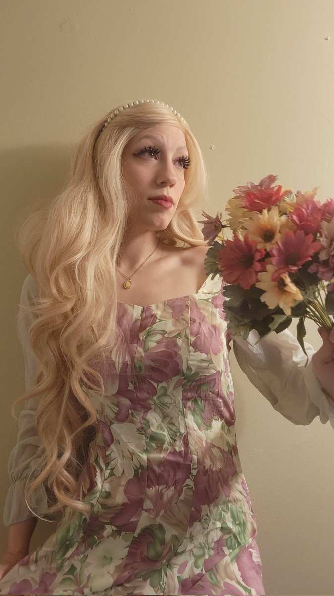 roleplaywithme0's tweet photo. Blonde &amp; Floral🌸🌺 #blonde #floral #sweet #nofilter https://t.co/pSKTG9xdcH