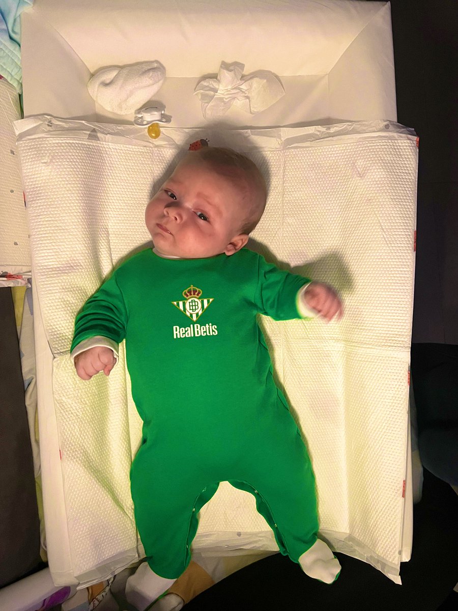 Qué me decís de cómo le queda el pijama? 

Es mi sobrino Samuel el niño más bonito y bético del mundo? 😍💚🤍
