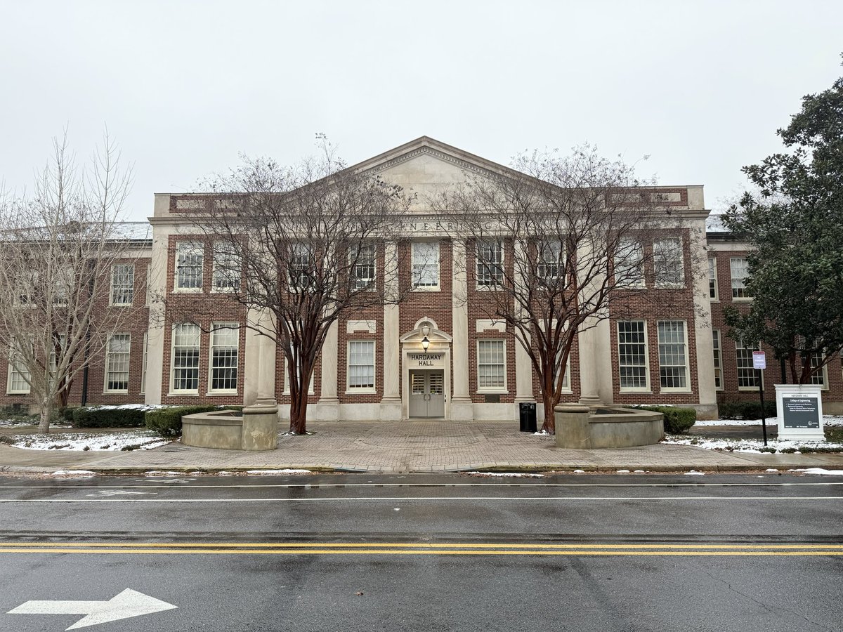 UAEcoCAR's tweet image. Though it’s not much, Home Sweet Hardaway experienced a winter wonderland today! We’re so happy our team got to experience a snow day to begin the new year right!

#UAEcoCAR #EcoCAREVChallenge #BamaEngineering #SnowDay #WinterWonderland