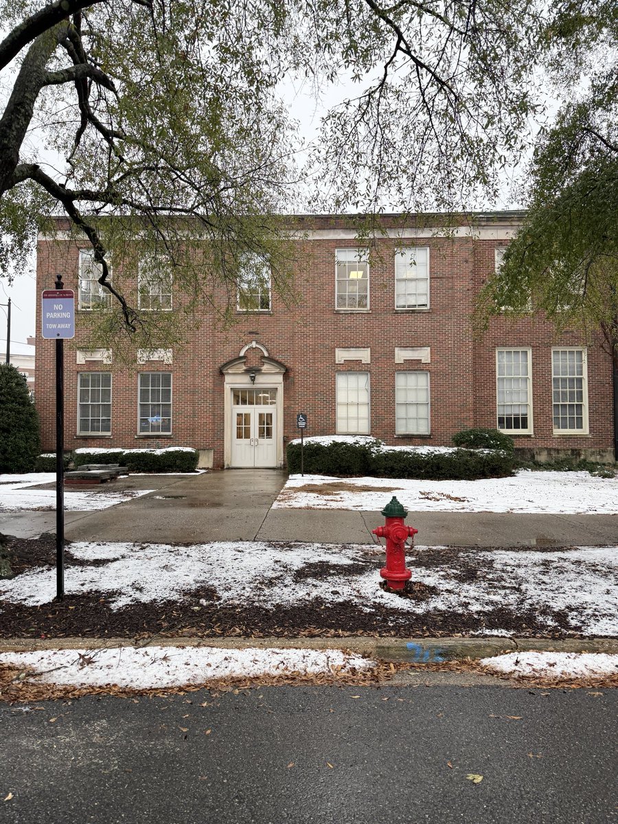 UAEcoCAR's tweet image. Though it’s not much, Home Sweet Hardaway experienced a winter wonderland today! We’re so happy our team got to experience a snow day to begin the new year right!

#UAEcoCAR #EcoCAREVChallenge #BamaEngineering #SnowDay #WinterWonderland