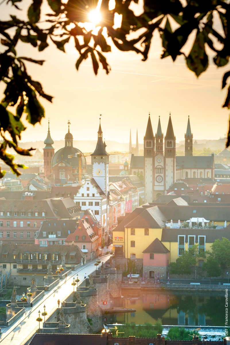 In de vruchtbare wijngaarden rond deze stad gedijen de druiven in het milde klimaat.  🌞 Geniet van het UNESCO-Werelderfgoed in de  residentie, proef de topwijnen, wandel over de barokke ' alte Mainbrücke' en bezoek de Marienberg voor het prachtige uitzicht. Wo sind wir heute? 🧐