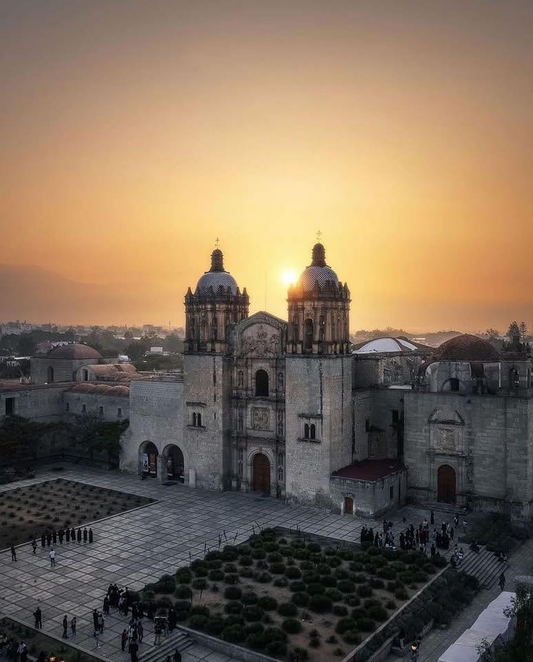 nvinoticiasoax's tweet photo. ¡Feliz domingo desde Oaxaca! 🌞 Les dejamos esta postal de nuestro Templo de Santo Domingo de Guzmán. 🤩

Foto: Oaxaca Capital, en Facebook https://t.co/x830EtXLFc