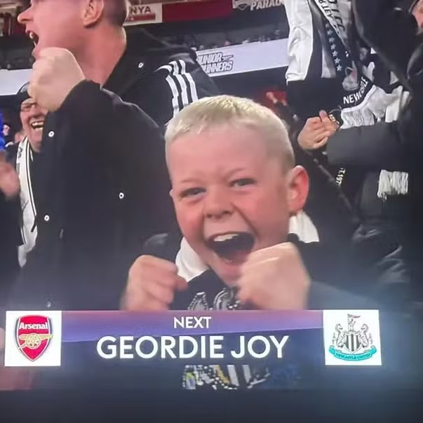 VSportsTM's tweet photo. ⚽️Sammy Scott tiene 9 años
⚽️Es hincha de Newcastle 🏴󠁧󠁢󠁥󠁮󠁧󠁿
⚽️Con permiso de sus padres, faltó a clases para ir a la ida de la semi de EFL Cup vs. Arsenal
⚽️Su madre le comunicó a la escuela que se ausentaba porque estaba "enfermo"
⚽️Su equipo ganó 2-0
⚽️Apareció festejando uno de los goles en TV
⚽️Se hizo viral
⚽️Su colegio le avisó que su falta iba a registrarse como "no autorizada"

El futbolero lo entiende, hermano.