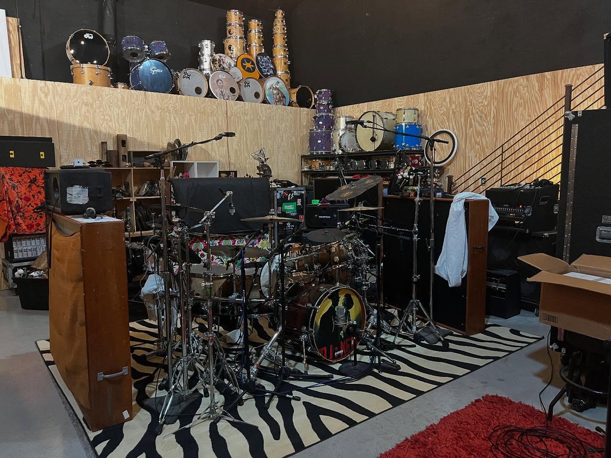 Guess who's back in the studio and working on album number three?

#experimentalmusic #progrock #patmastelotto #treygunn #markusreuter #kingcrimson